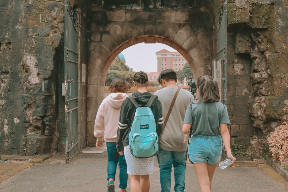 uomo e donna che camminano sul sentiero durante il giorno