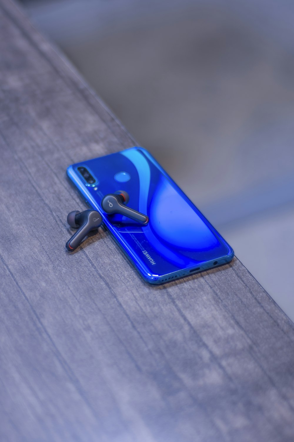 funda azul para iPhone sobre mesa de madera marrón