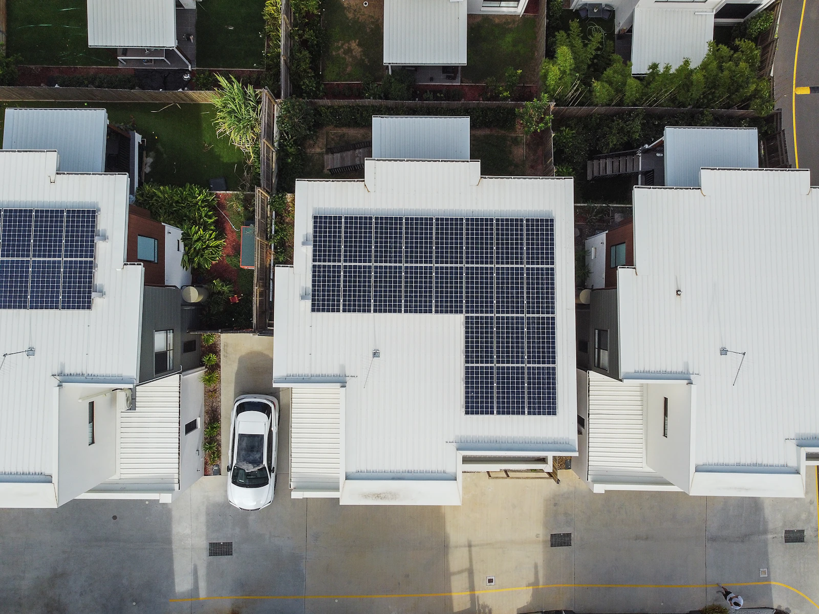 Vista aérea baixa de um telhado residencial contemporâneo coberto por módulos fotovoltaicos