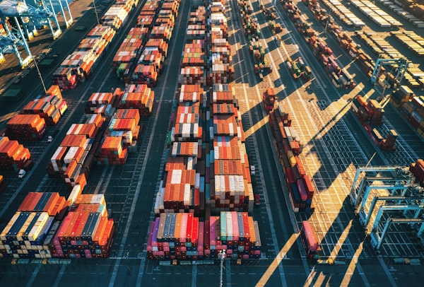 Luftaufnahme von Stadtgebäuden / Container im Hafen