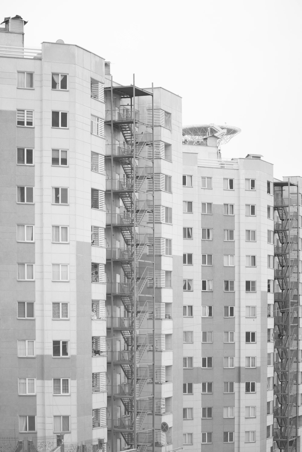 Edificio de hormigón blanco durante el día