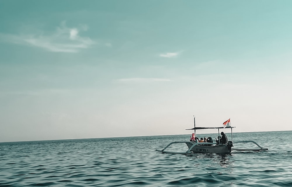 Nelayan sedang melaut