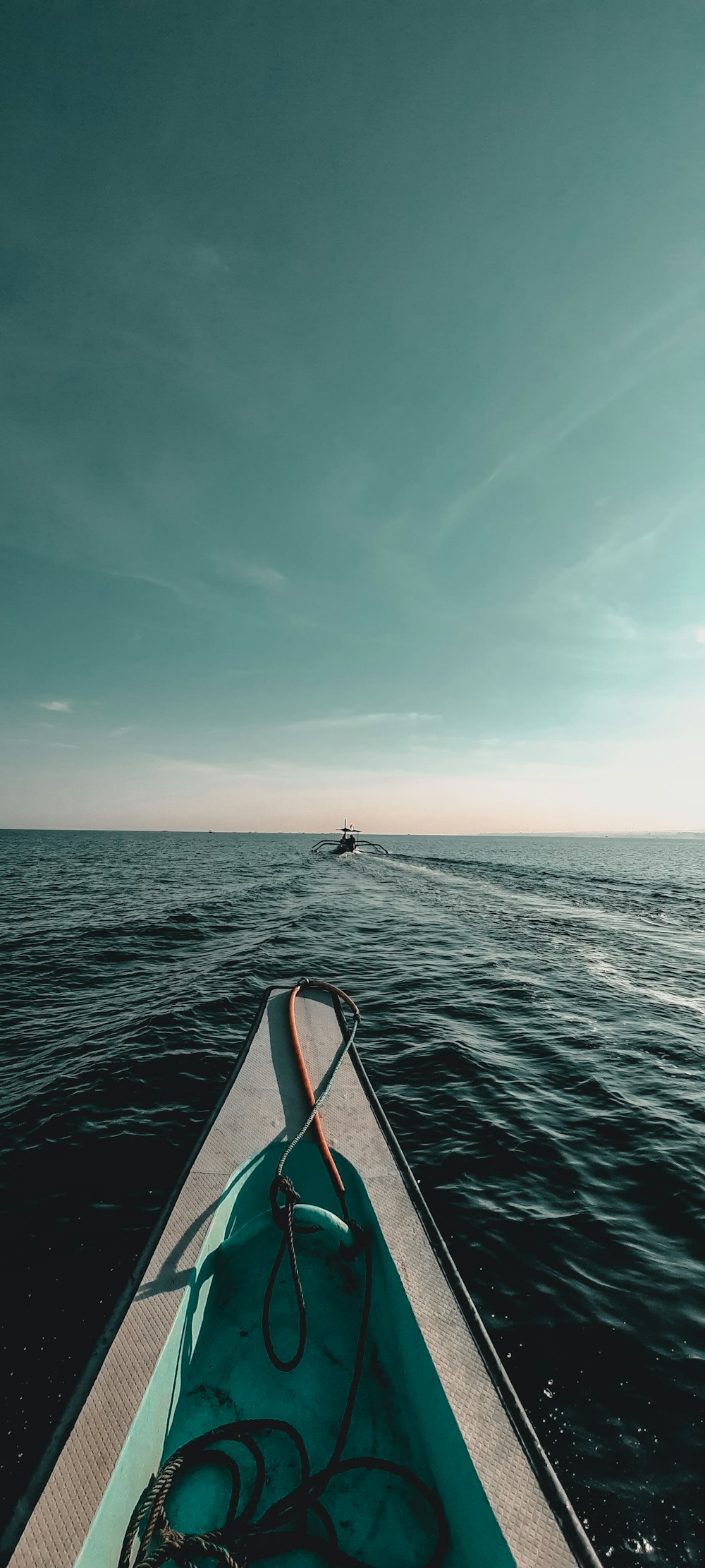 Personne en combinaison de plongée noire sur un bateau en mer pendant la journée