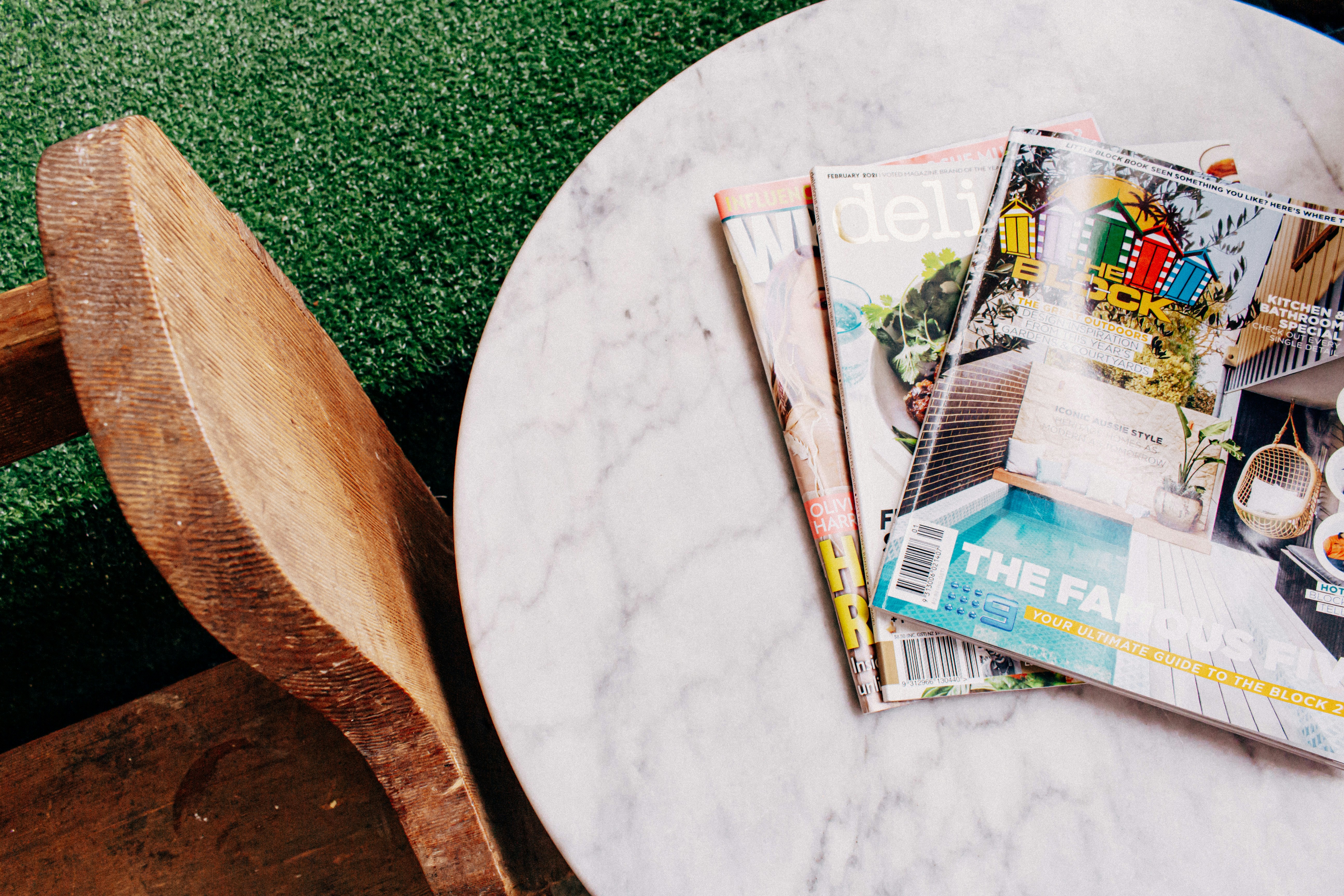 Journal sur la table ronde blanche