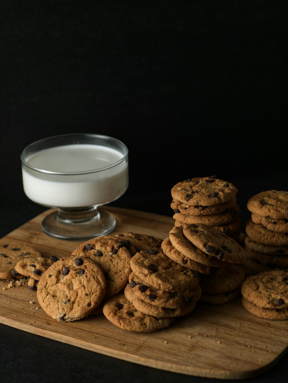 biscoitos na tábua de cortar de madeira marrom