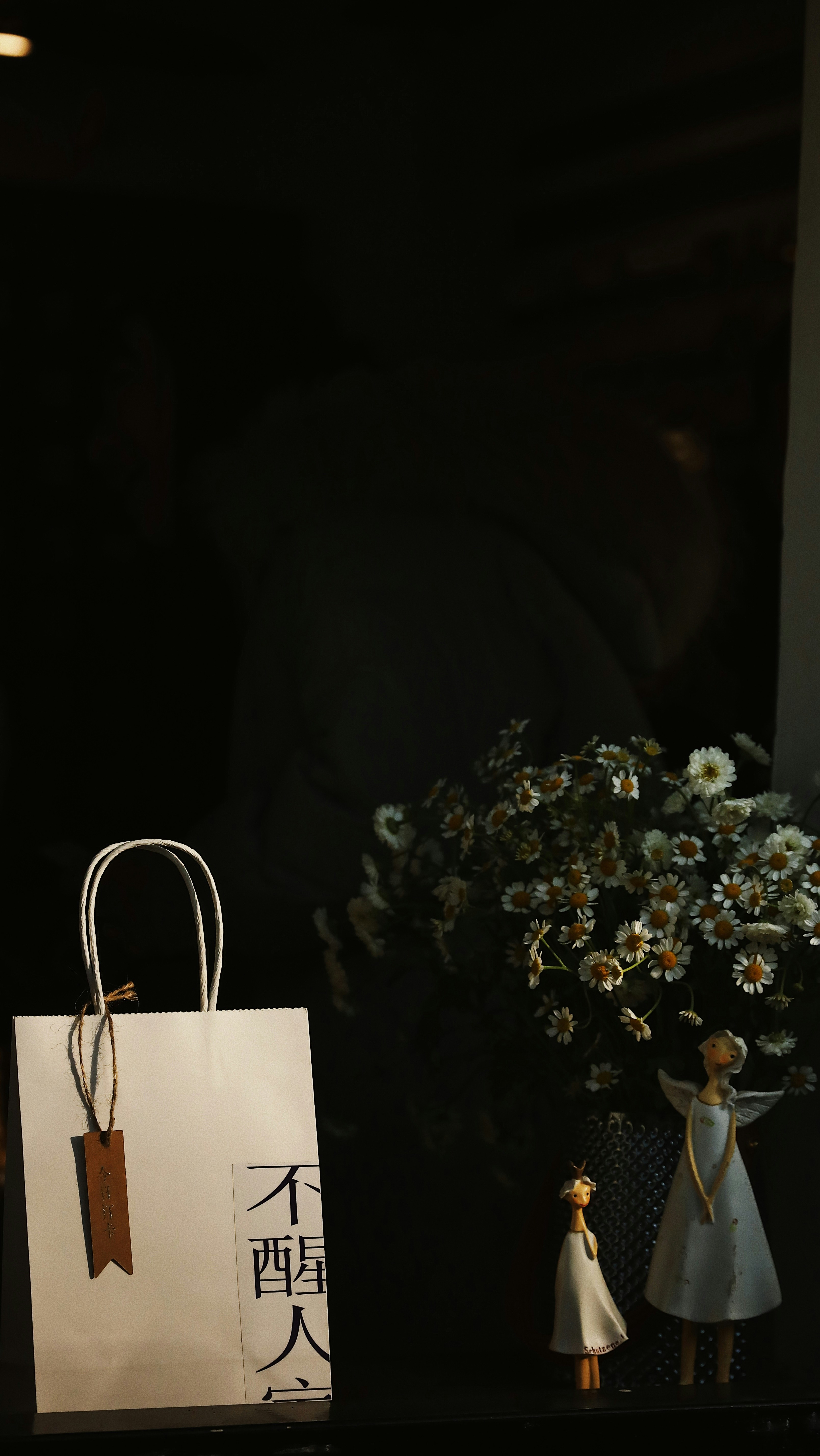 白い花の横にある白い紙袋の写真 Unsplashで見つけるグレーの無料写真