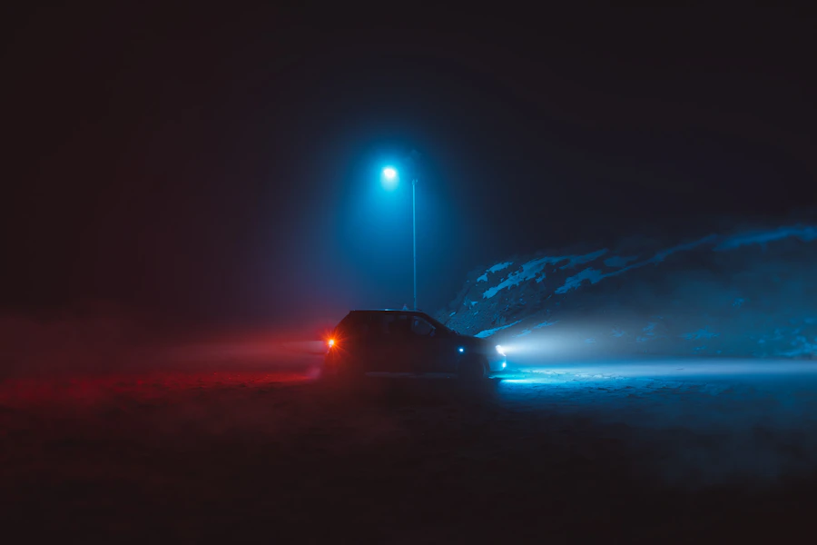 Zwarte auto op de weg in de nacht