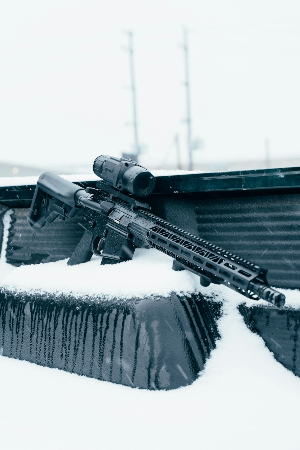 Rifle de asalto negro en suelo cubierto de nieve