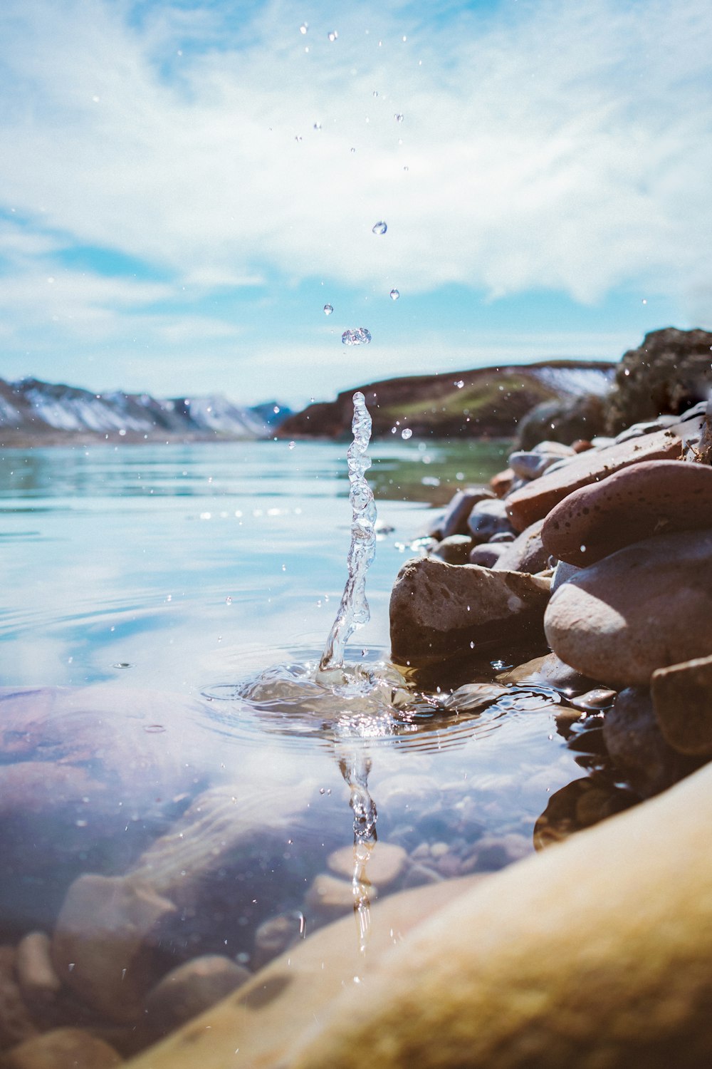 Wasserspritzer auf braunen Felsen tagsüber