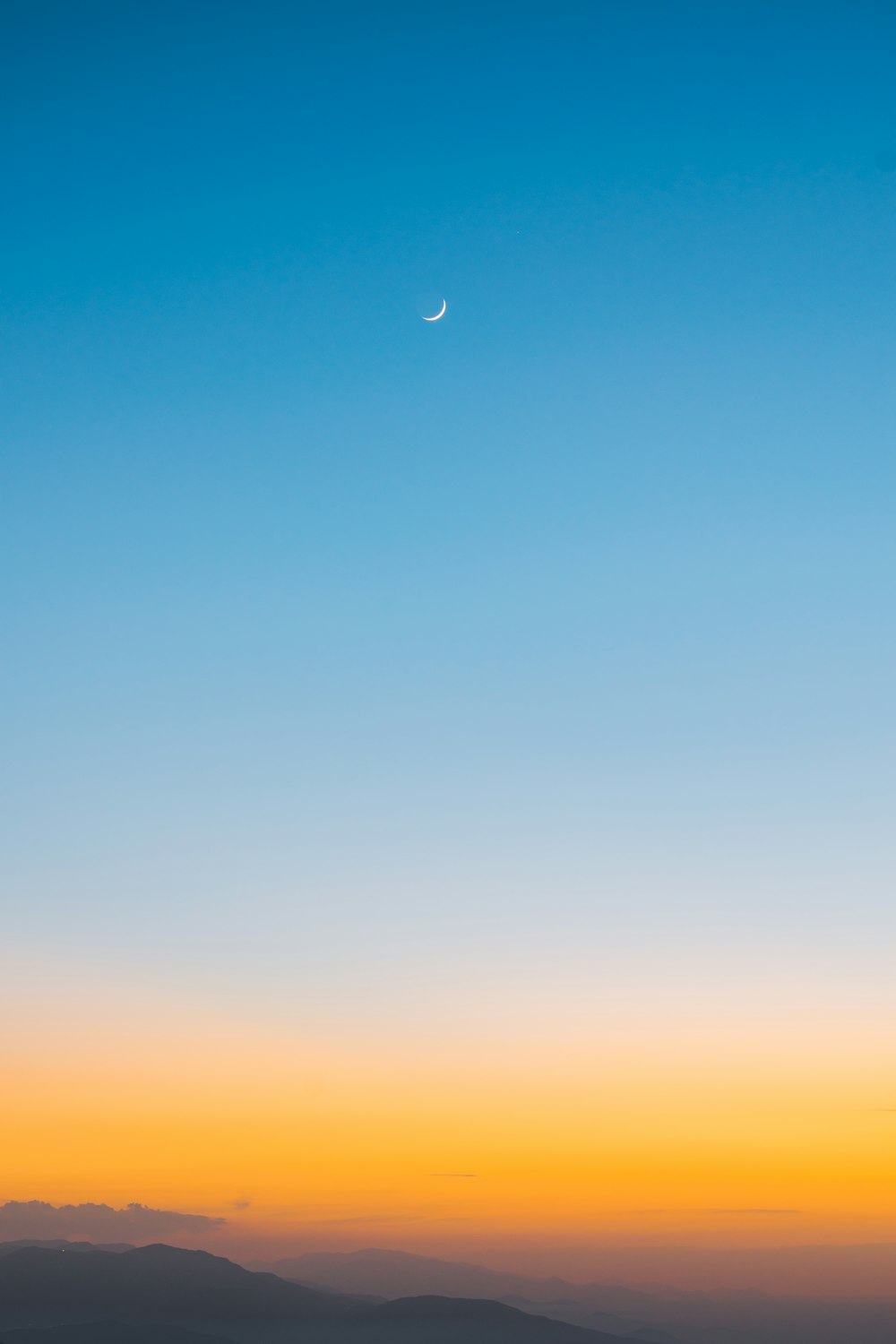 昼間は青空に白い雲