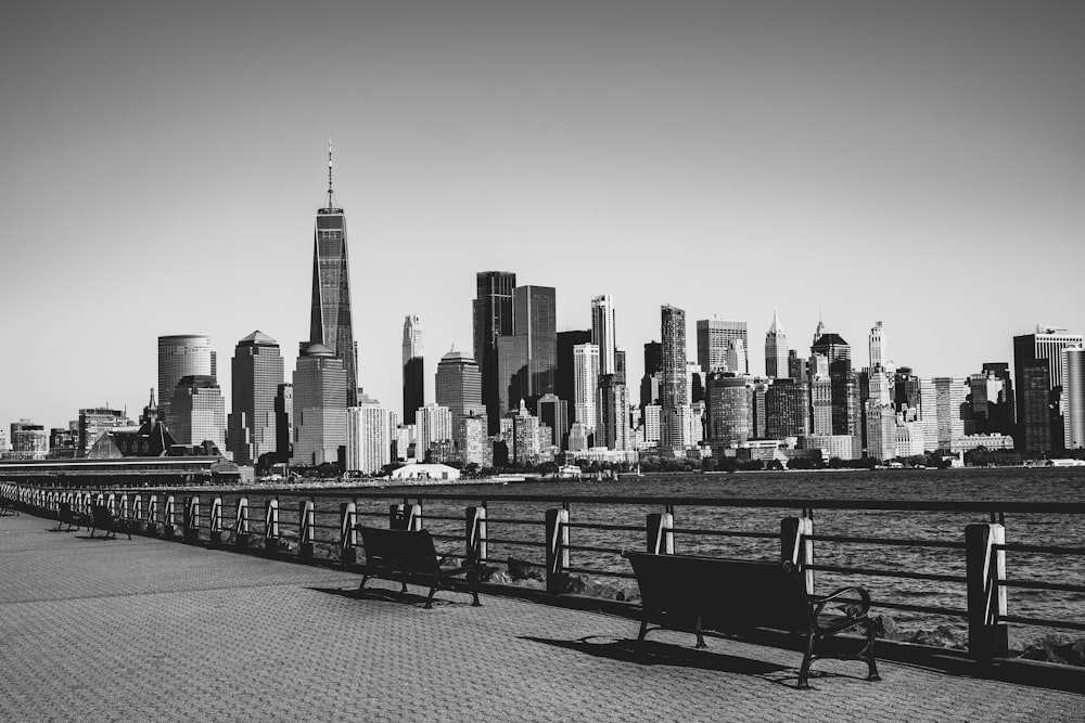 Foto en escala de grises del horizonte de la ciudad durante el día