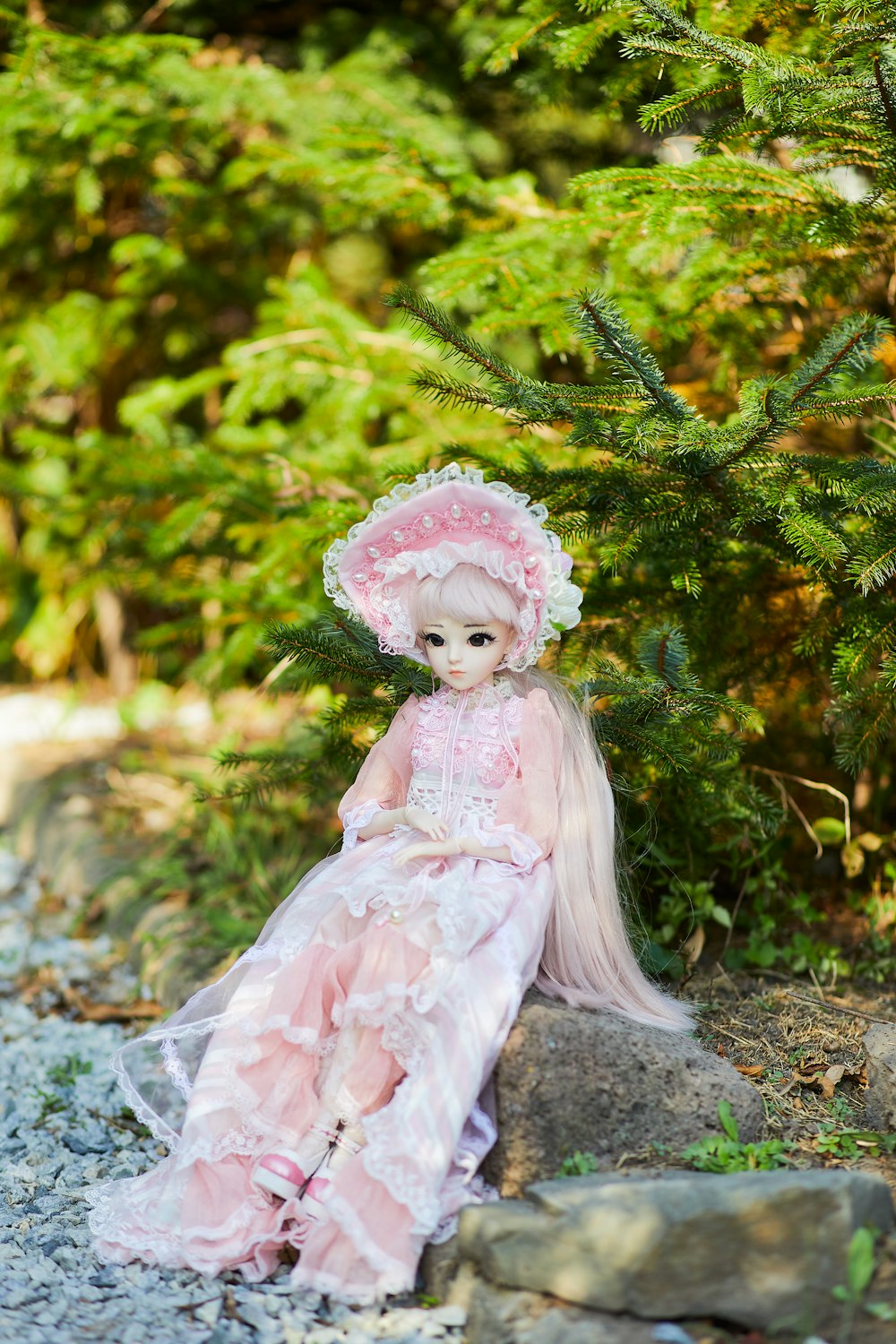 chica en vestido blanco con diadema de flores rosas