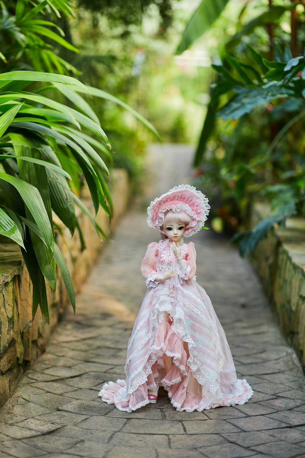 menina no vestido branco que está no chão de concreto marrom