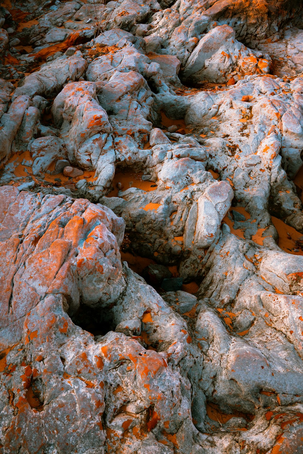 formazione rocciosa marrone e grigia