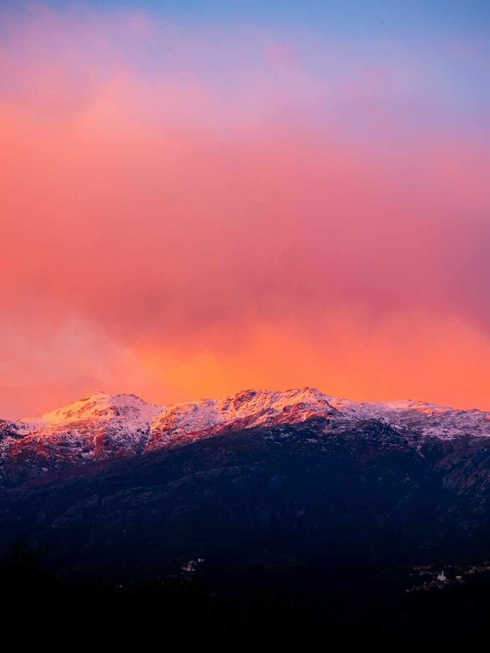 montagne marron et noir sous ciel orangé