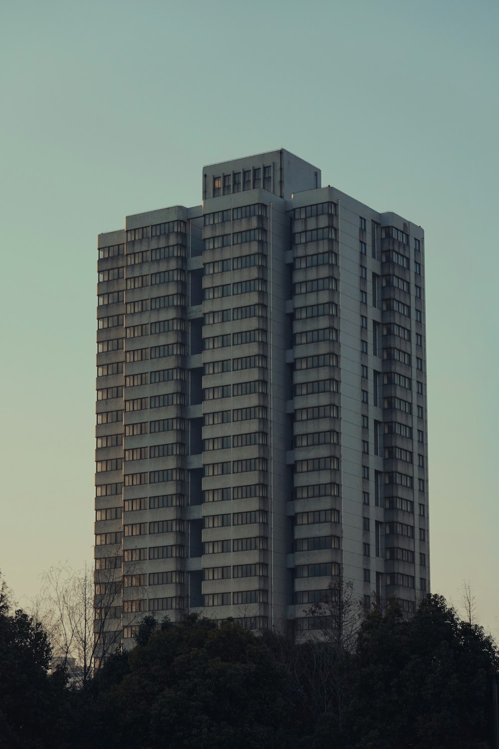 Edificio de hormigón marrón durante el día