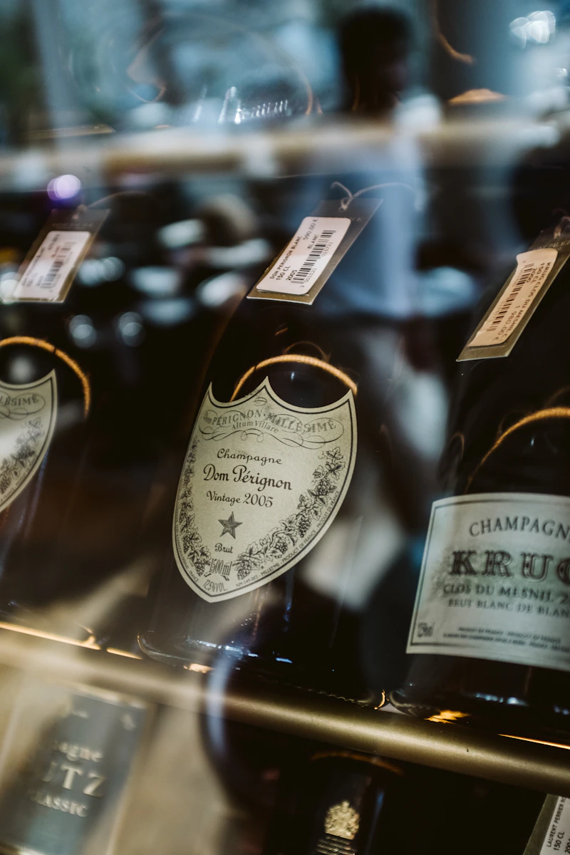Gros plan sur des étiquettes de bouteilles de vin alignées en rayon