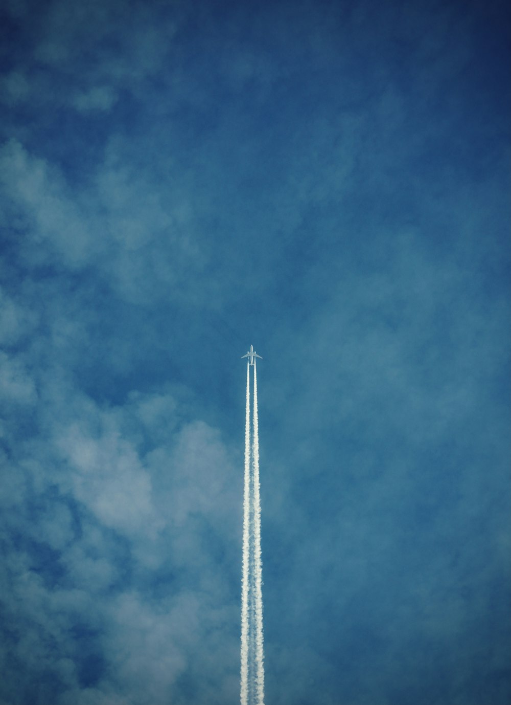 Torre blanca bajo el cielo azul