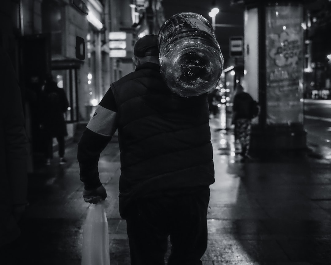 Pourquoi faire un bilan de compétences peut transformer votre carrière ? man in striped shirt and black pants holding plastic bottle