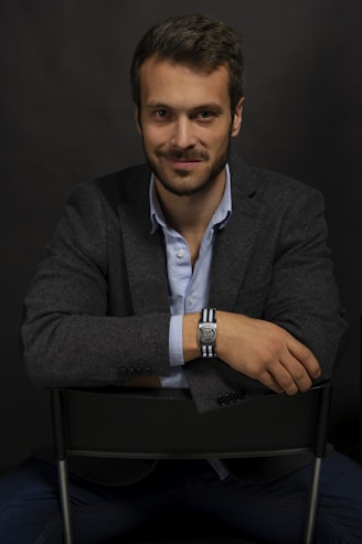 Businessportrait eines selbstbewussten Mannes im dunklen Studio – professionelle Unternehmensfotogra
