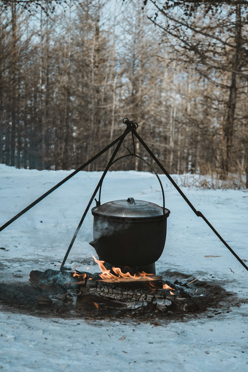 Olla de acero negro en llamas