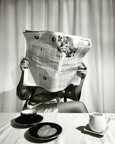 Diari obert i una tassa de cafè
