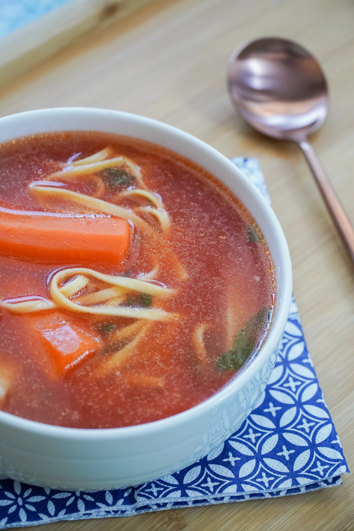 Súp bò cay Yukgaejang bày trong bát gốm trắng