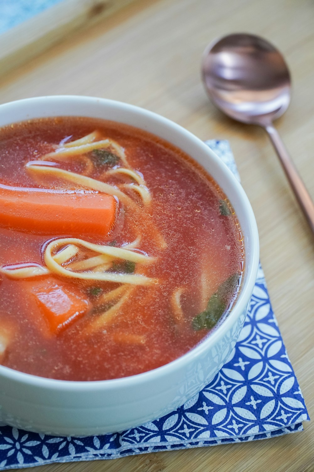 plato de sopa en un cuenco de cerámica blanca