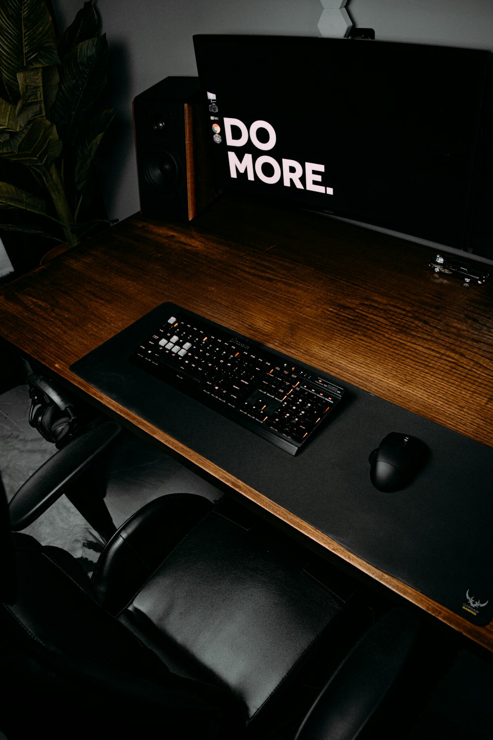 갈색 나무 책상에 검은 컴퓨터 키보드