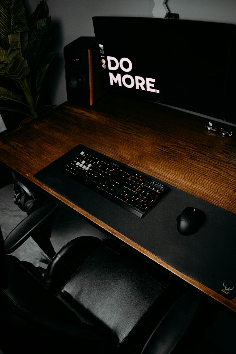 Teclado negro de la computadora sobre escritorio de madera marrón