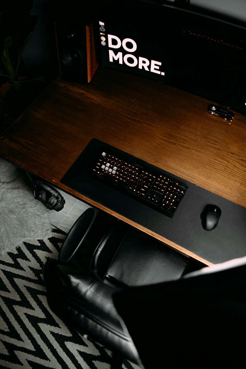Teclado negro de la computadora sobre escritorio de madera marrón