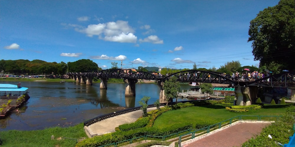 Brücke über den Fluss unter blauem Himmel tagsüber