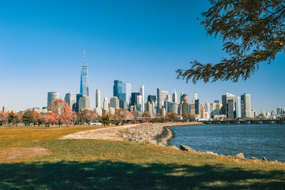 Skyline der Stadt in der Nähe von Gewässern tagsüber