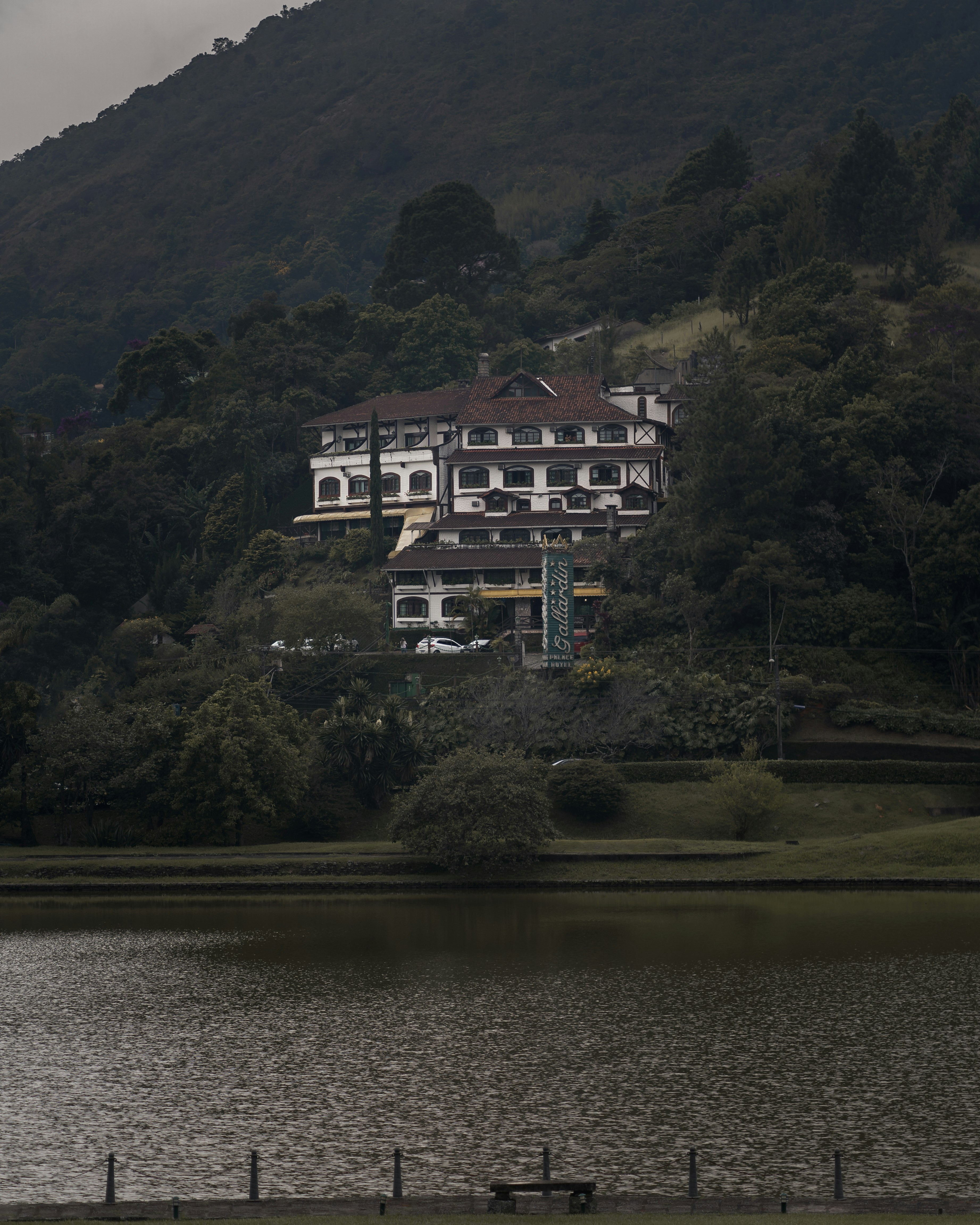 El Palácio Quitandinha junto a su lago