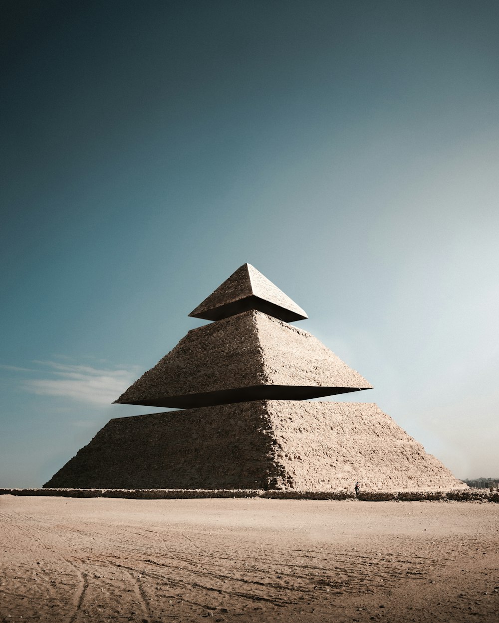 Pirámide bajo el cielo azul durante el día