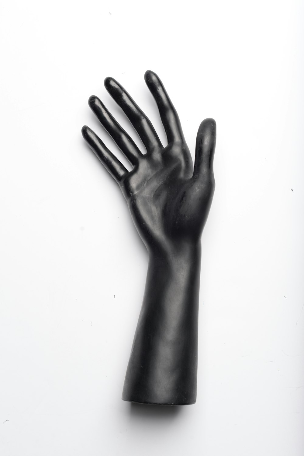 mano humana derecha con fondo blanco