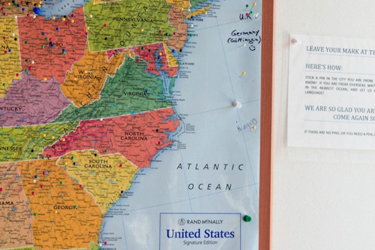 An interactive US map highlighting different states with contractor review notes.