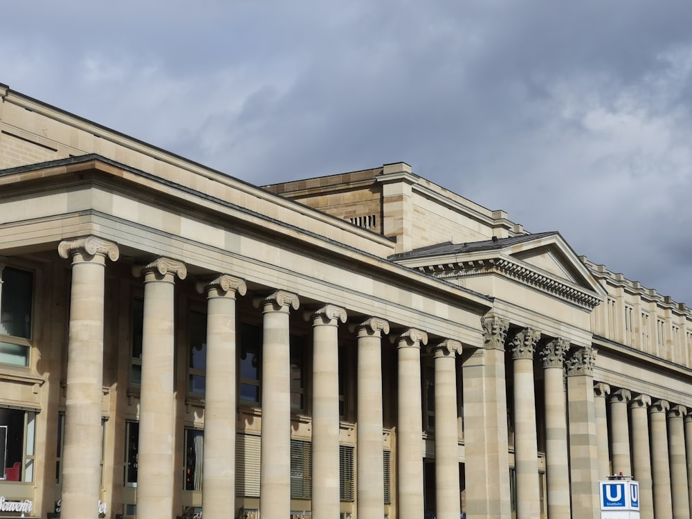 Beige Betongebäude unter blauem Himmel tagsüber