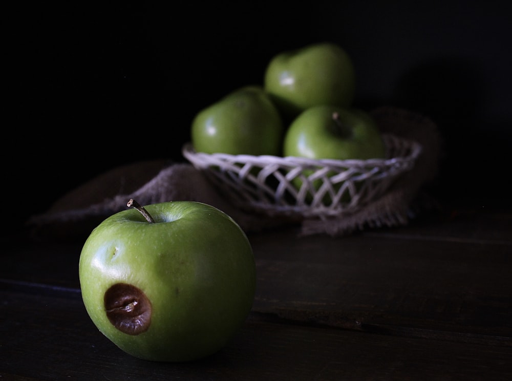 manzana verde sobre mesa de madera marrón