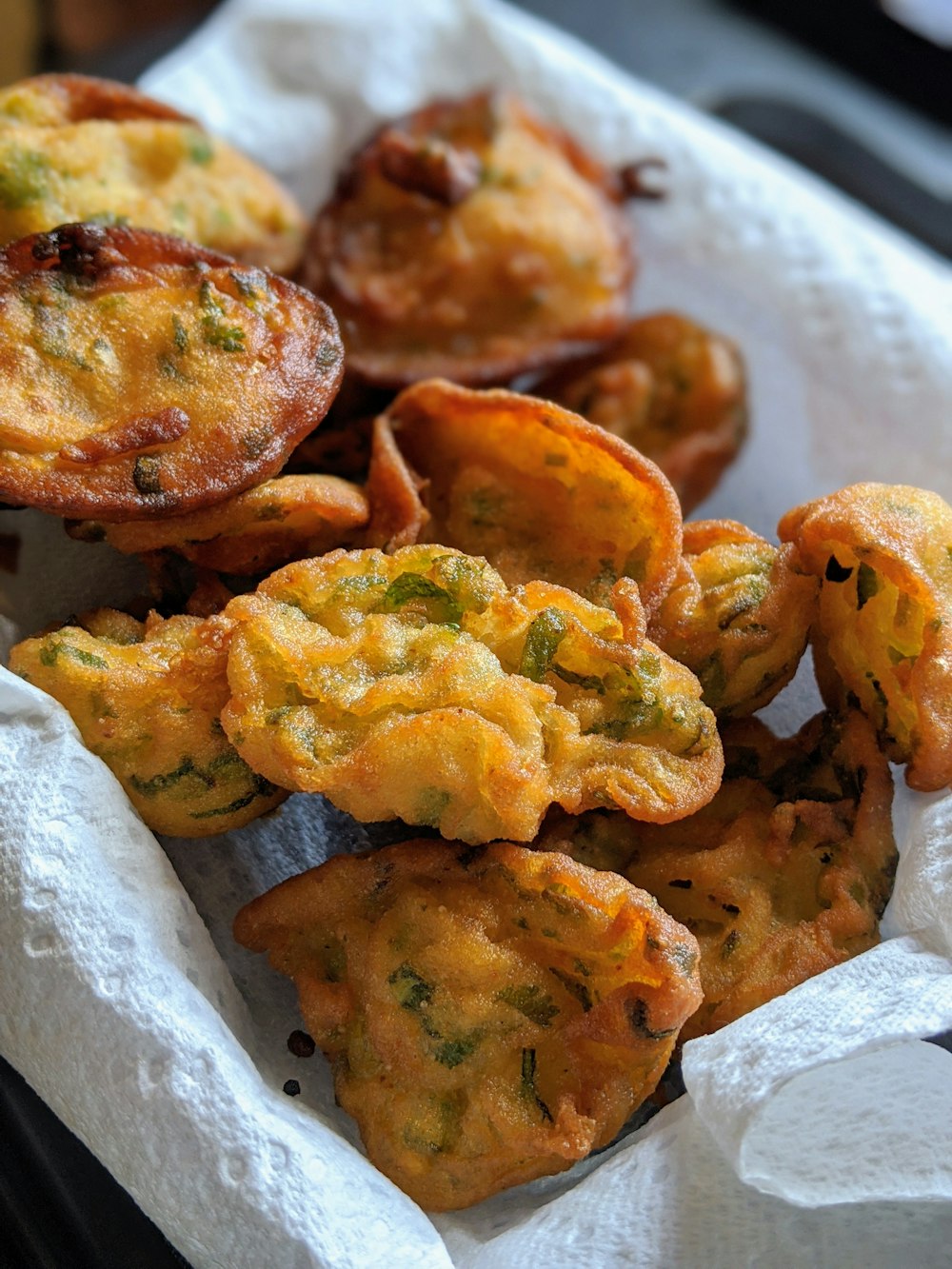 cibo fritto su carta bianca