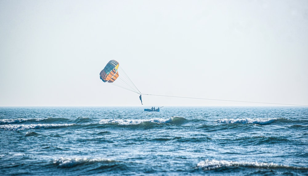 昼間に海でサーフィンをする人