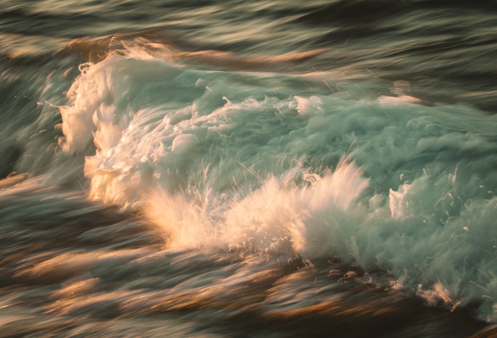 Les vagues de l’océan s’écrasent sur le rivage pendant la journée