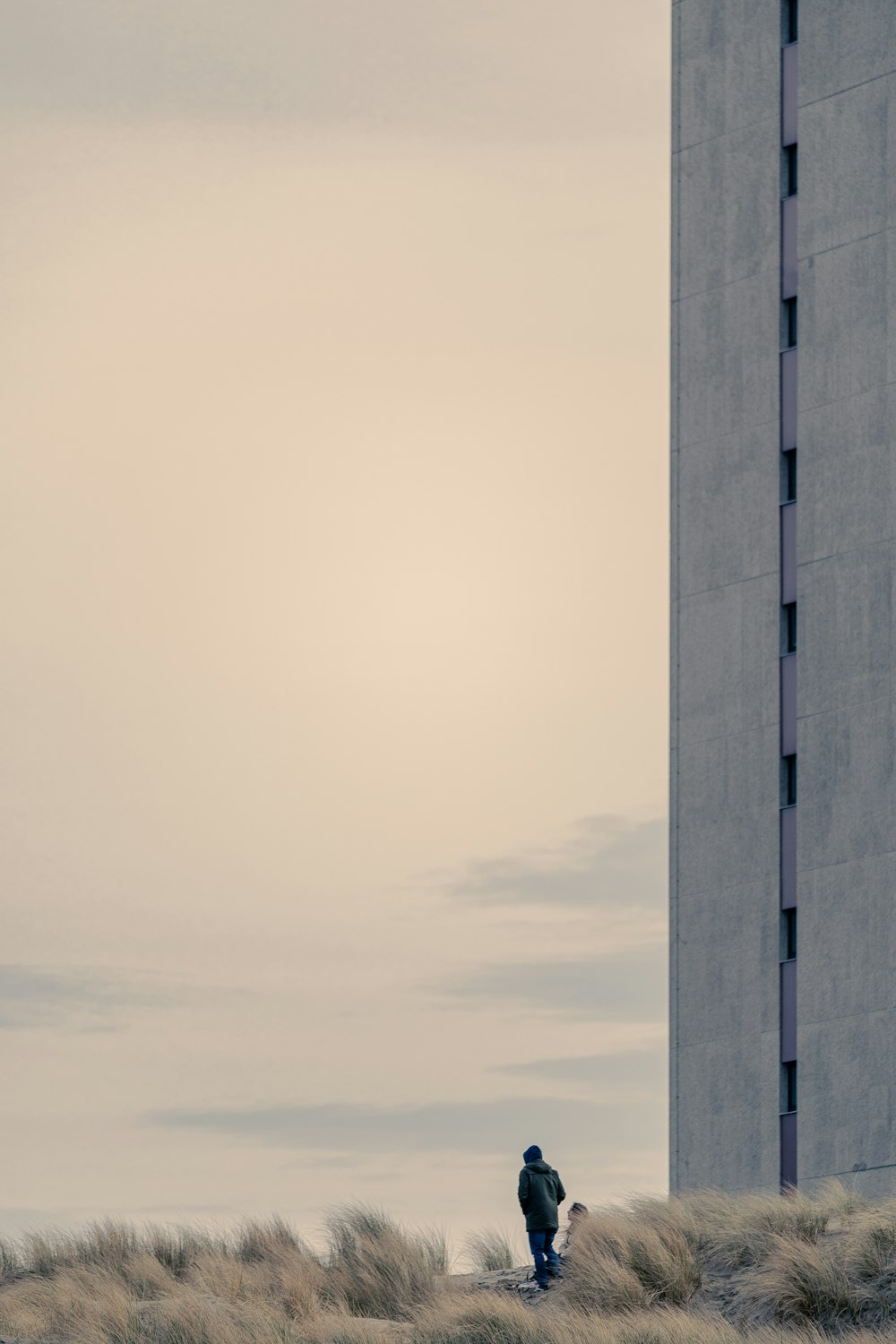 edifício de concreto cinza sob nuvens brancas durante o dia