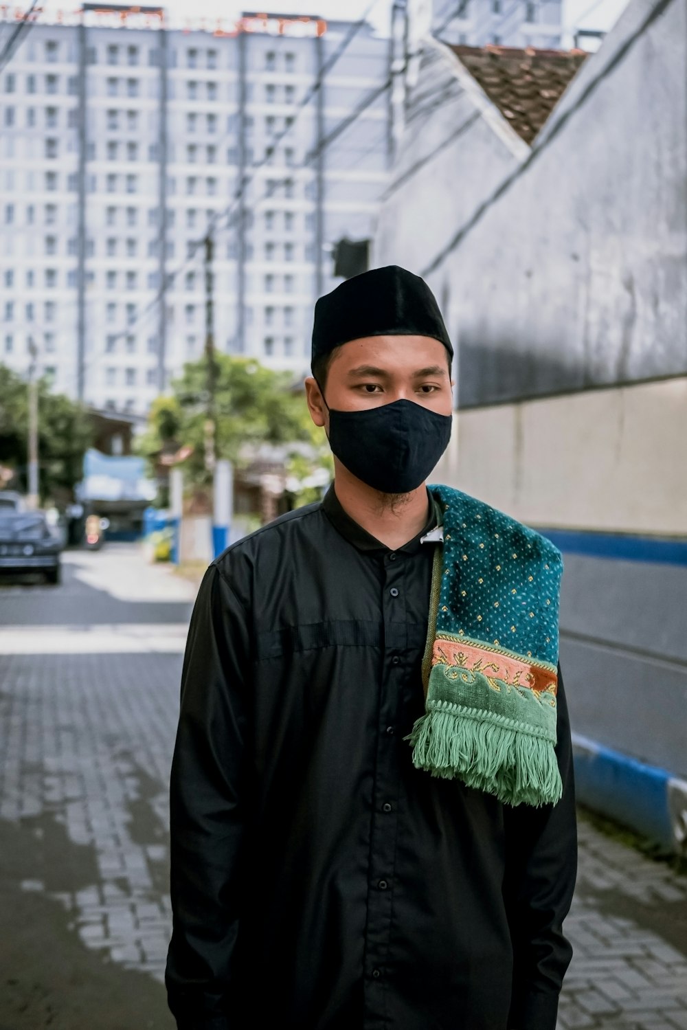 Hombre con chaqueta negra con gafas de sol negras