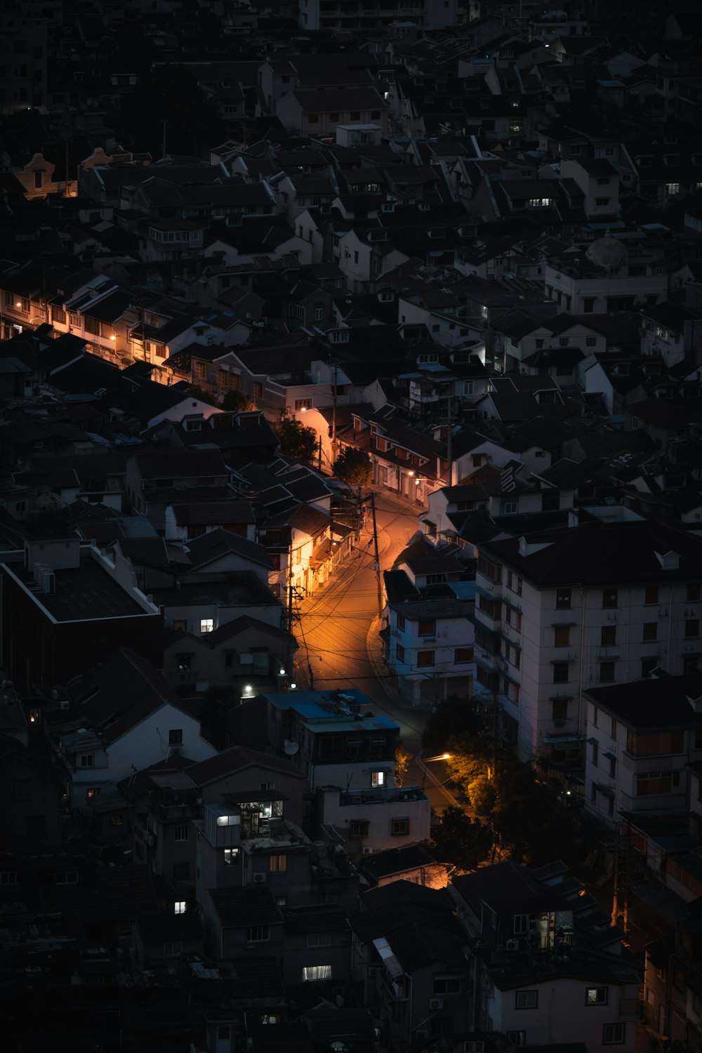 burning building during night time