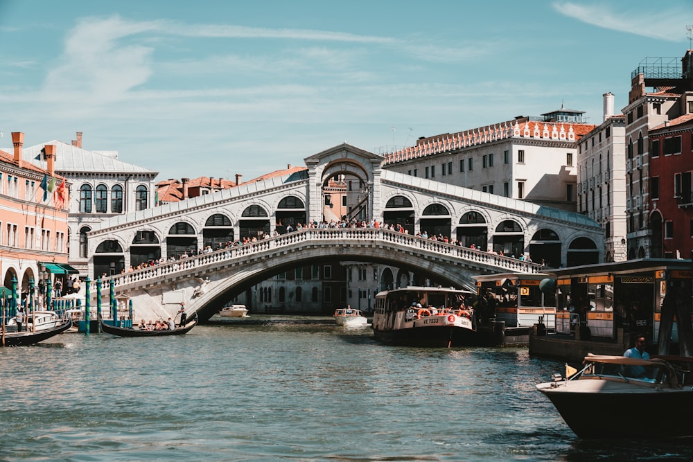 edificio in cemento bianco e marrone vicino allo specchio d'acqua durante il giorno