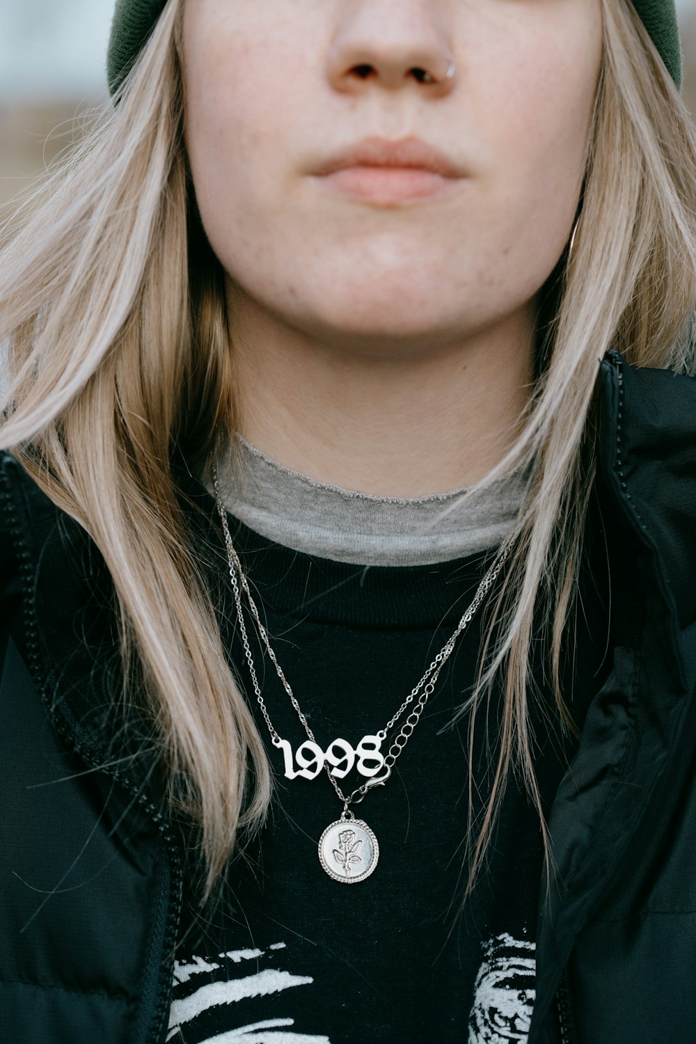 Mujer con camisa negra con collar plateado