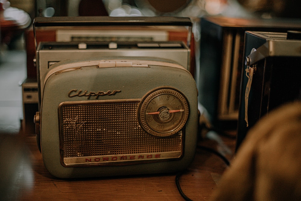 rádio cinza e preto na mesa de madeira marrom