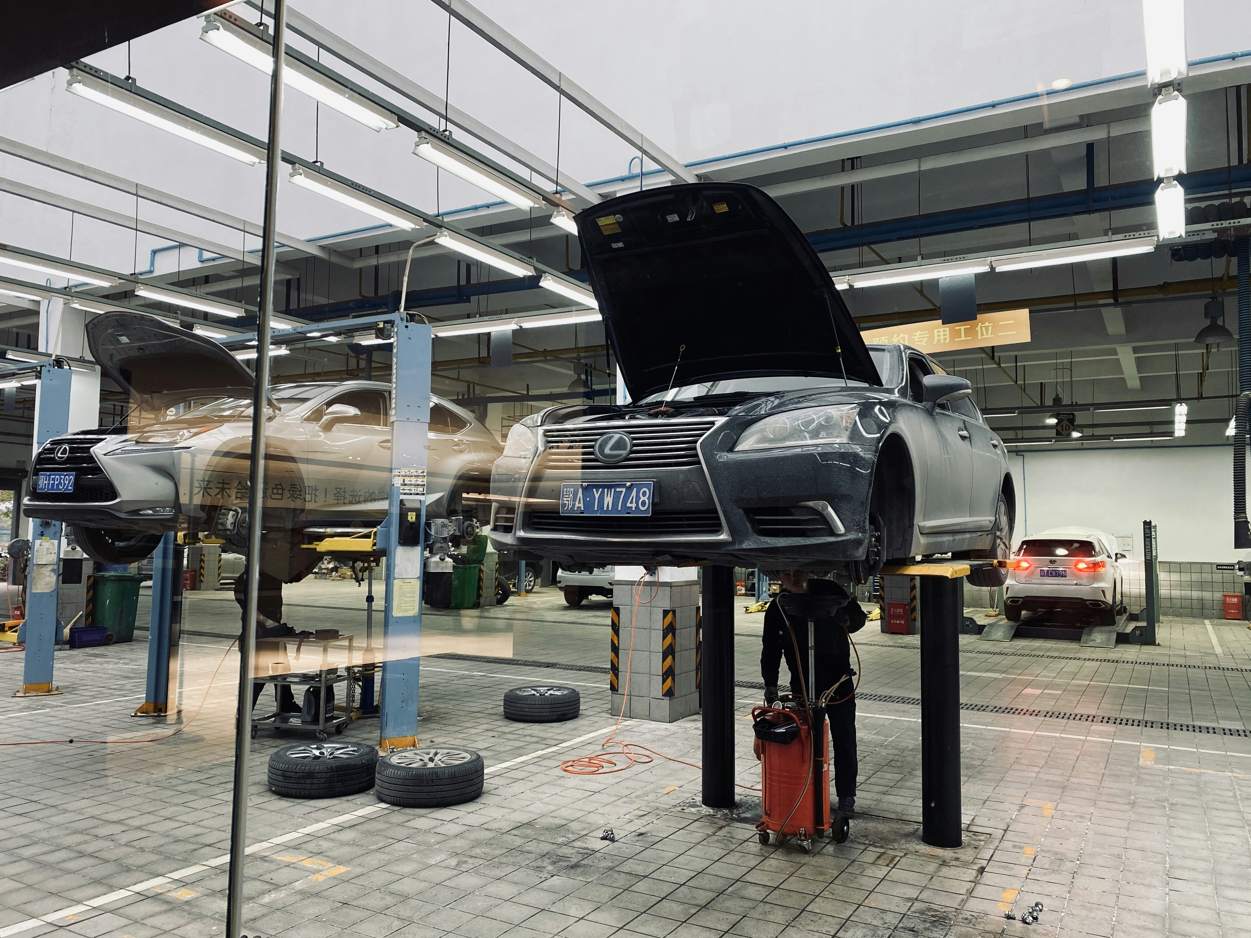 Modern automotive workshop environment