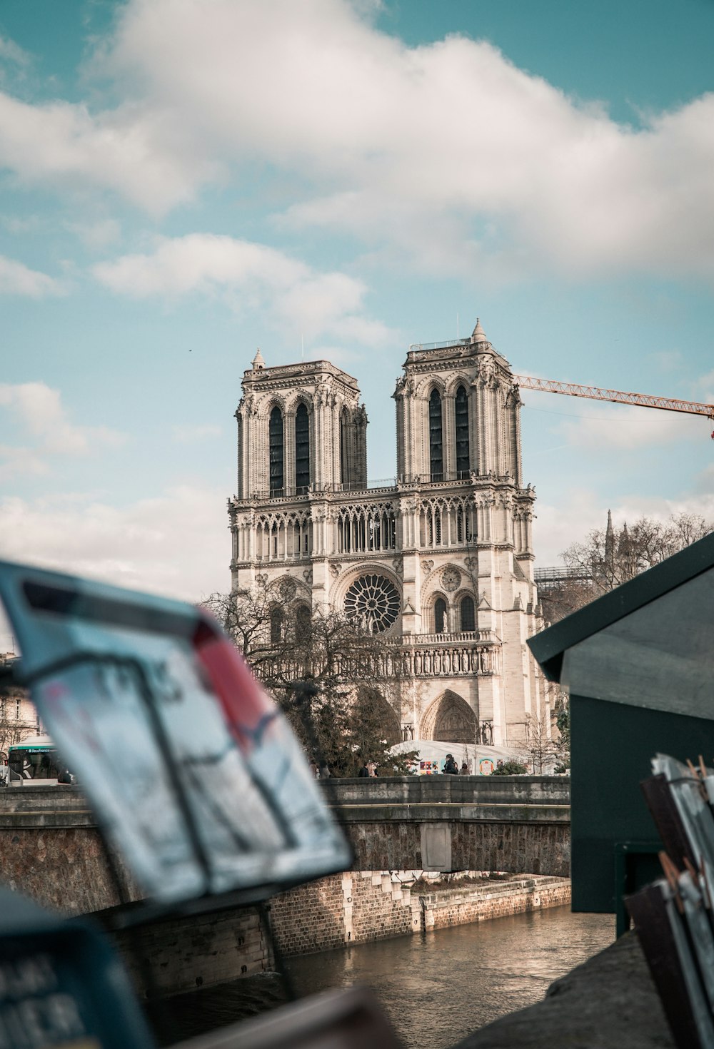 Bâtiment en béton blanc sous le ciel bleu pendant la journée